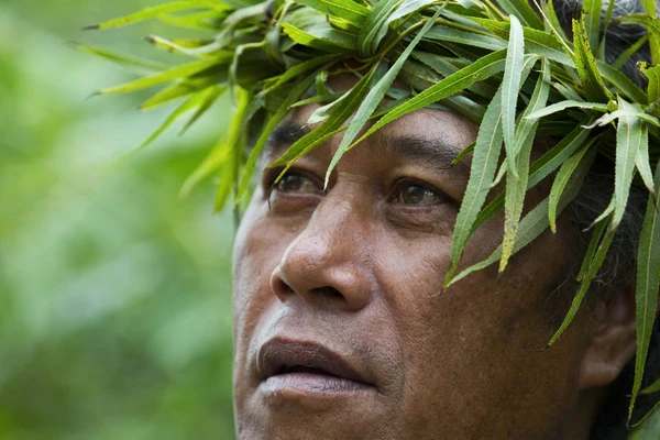 Mann mit Blattkranz auf Rurutu in Französisch-Polynesien