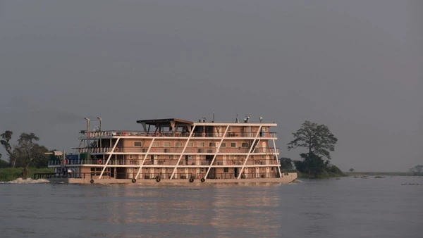 Schiff 'Princesse Ngalessa' auf dem Kongo – Entdecken Sie die afrikanischen Wasserwege