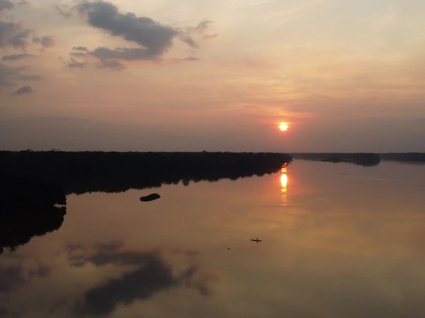 Sonnenuntergang am Sangha-Fluss im Kongo: Eine friedliche Auszeit in der Natur