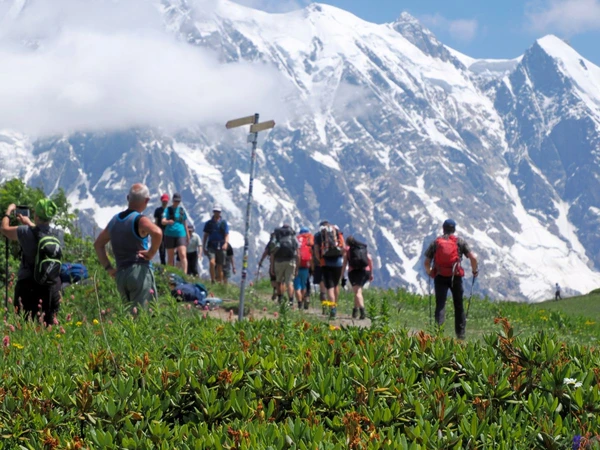 Wanderer am Tschchutnieri-Pass (2722 m) mit Blick auf den Schchara in Georgien