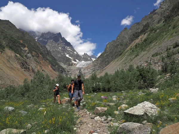 Wanderung zum Chalaadi-Gletscher in Georgien – Erleben Sie die majestätische Natur