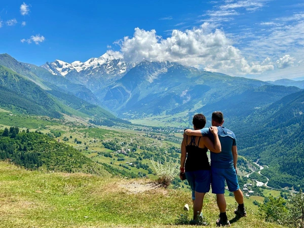 Blick ins Mulchura-Tal – Erleben Sie Trekkingabenteuer in Georgien
