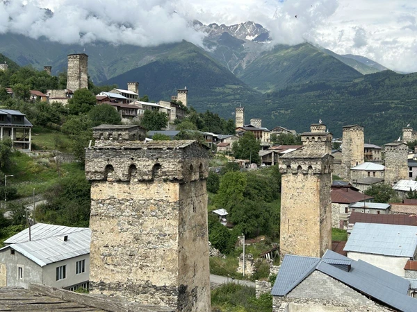 Panorama vom Wehrturm in Mestia mit Blick auf die Berge in Georgien.