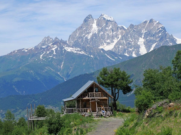 Forsthütte mit traumhaftem Blick zur Ushba in Georgien für abenteuerliche Trekkingtouren