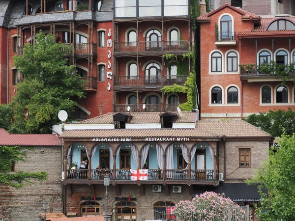 Authentische Häuserfront in der Altstadt von Tiflis, Georgien