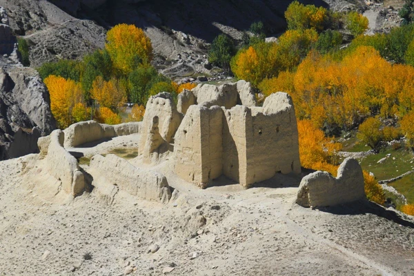 Queen Dzong in Mustang, Nepal - Ein Blick auf die kulturellen Ruinen