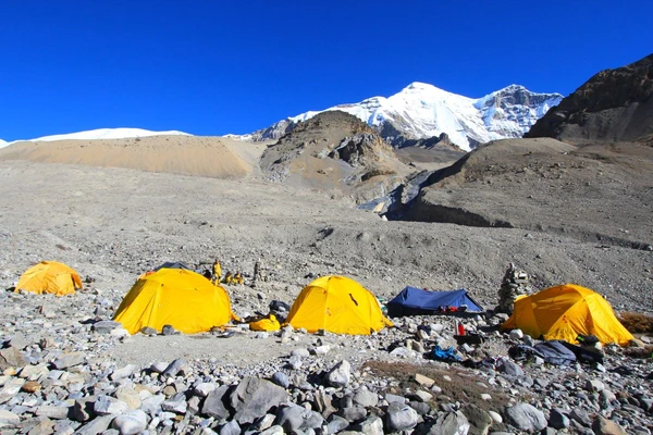 Zeltlager im Brikuthi Basecamp: Erleben Sie Trekking in Nepal und die beeindruckende Natur der Berge
