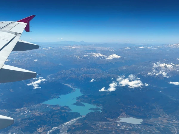 Anflug Flugzeug über die atemberaubende Landschaft Patagoniens in Chile