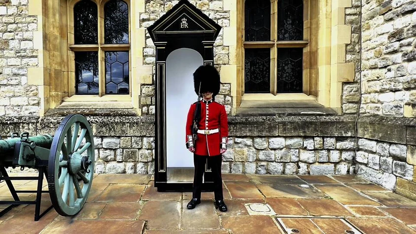 London: Ein Grenadier-Gardist mit Bärenfellmütze