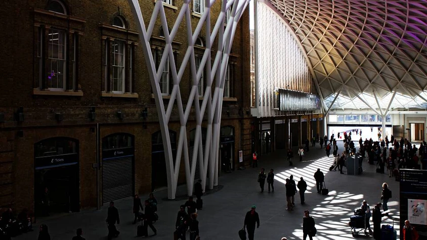 Neu und Alt im Bahnhof King's Cross