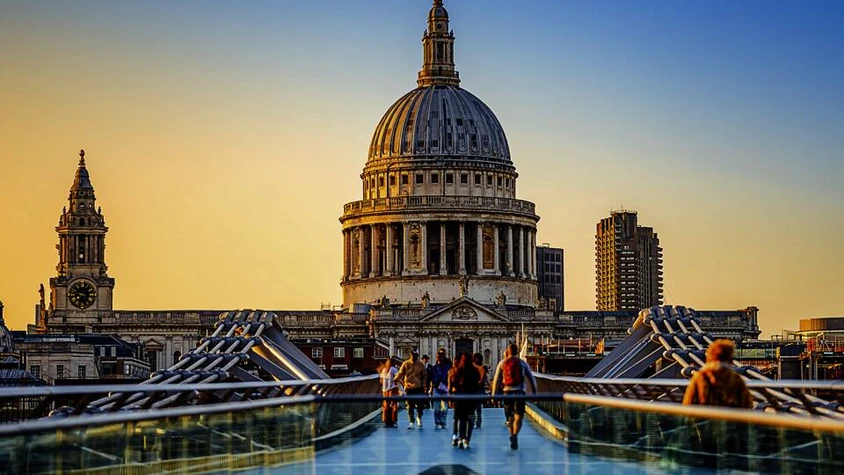Die Millennium Bridge vor der Skyline um St Paul's Cathedral
