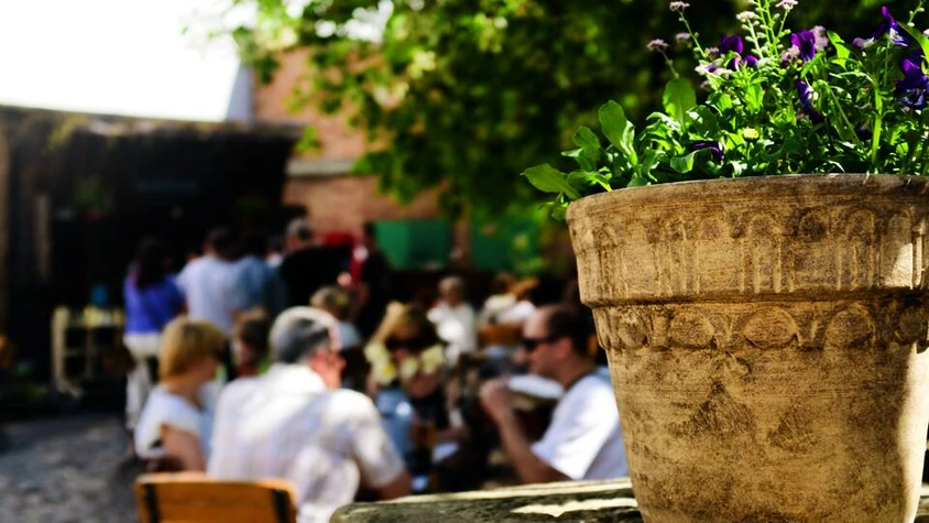 Ein Straßencafé im Kazimierz-Viertel