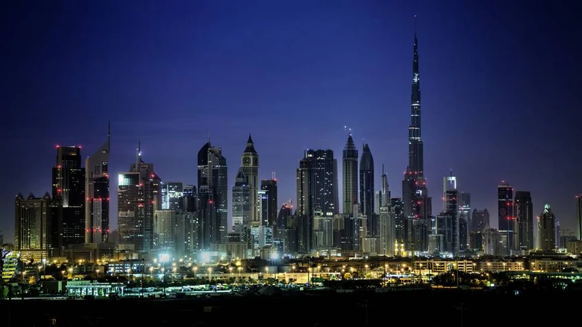 Die Glitzerwelt von Dubai bei einbrechender Dunkelheit