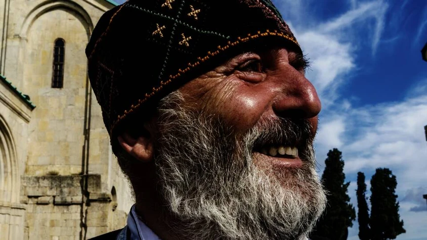 Ein Georgier mit landestypischer Kopfbedeckung