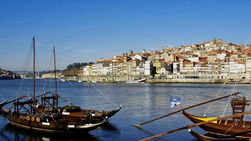 Portweinschiffe auf dem Douro in Porto