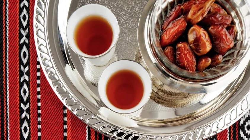 Datteln und Tee in Saudi-Arabien