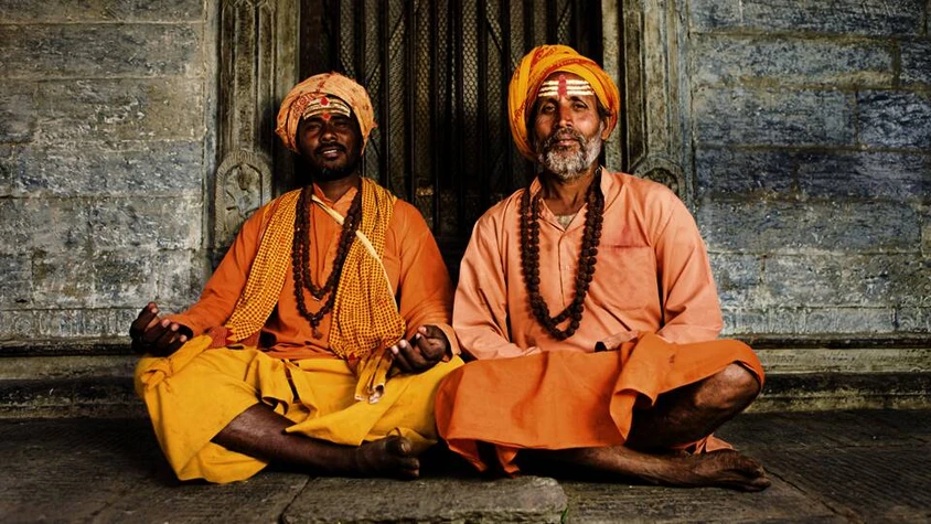 Sadhus vor einem Tempel