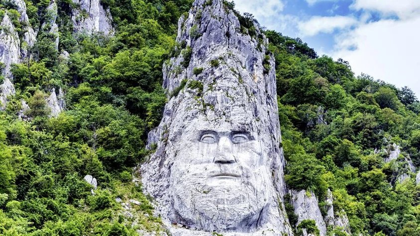 Die Decebalus-Felsenskulptur am Eisernen Tor an der Donau