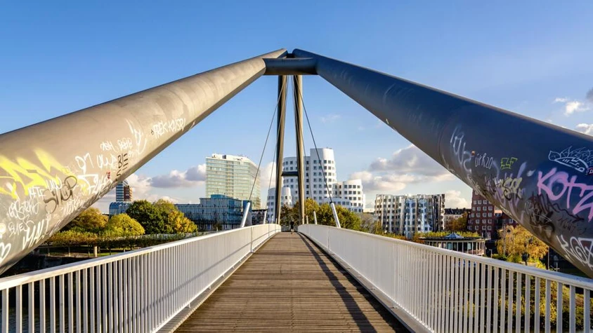 Moderne Fußgängerbrücke im Medienhafen Düsseldorf