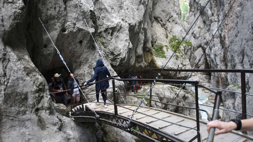 Hängebrücke in der Schlucht