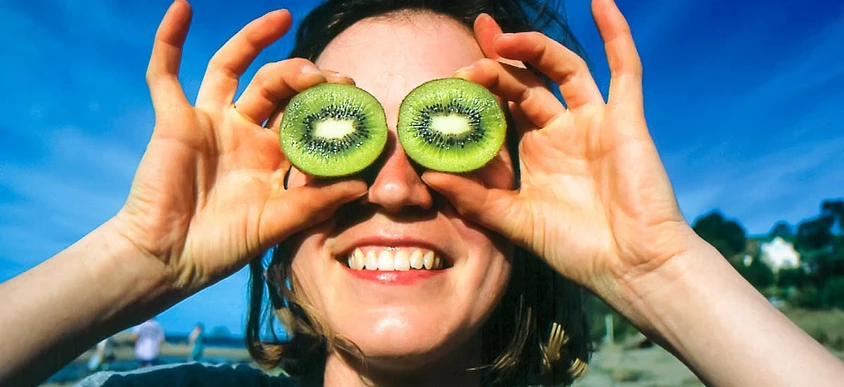 Lachende Frau mit Kiwibrille