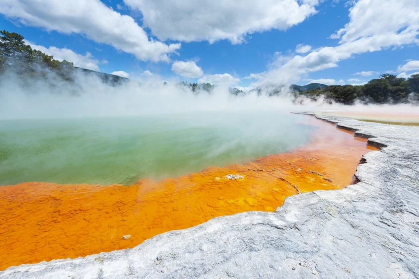 Dampfende Farbenpracht am Champagne Pool in Wai-O-Tapu, Rotorua, Neuseeland
