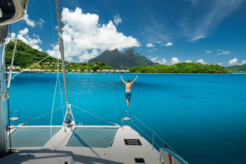 Mit dem Katamaran vor Bora Bora