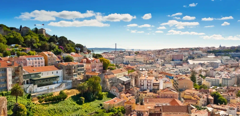 Blick auf die Burg São Jorge - Mario Savoia - Mario Savoia /Adobe.com