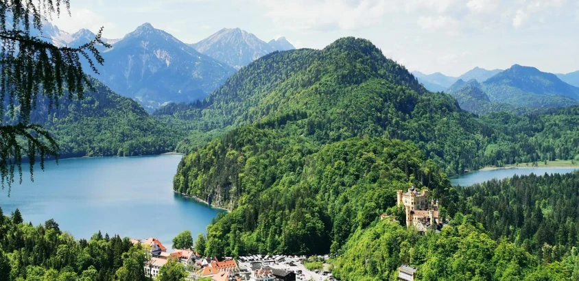 Blick auf Schloss Hohenschwangau und den Alpsee - Peter Bartel