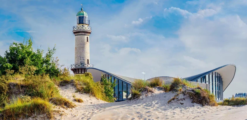 Leuchtturm und Teepott in Warmenünde - eplisterra - © eplisterra/ adobe.stock