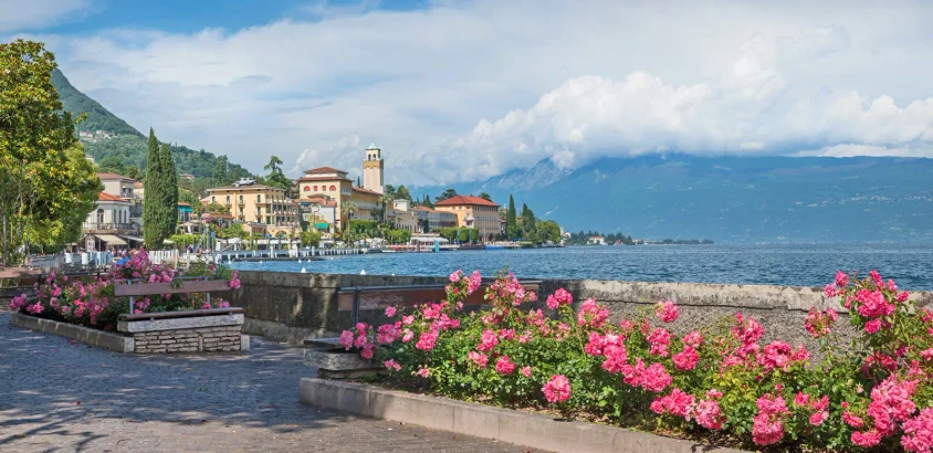 Uferpromenade in Gardone - SusaZoom - © SusaZoom / Adobe.com