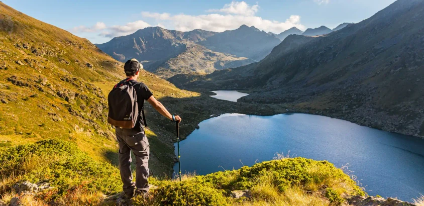 Wanderer am Tristaina-See - martinscphoto - © martinscphoto / Adobe.com